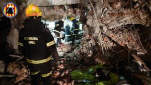 Los bomberos de la UREC del Consorcio, buscando personas vivas bajo los escombros en Adiyaman